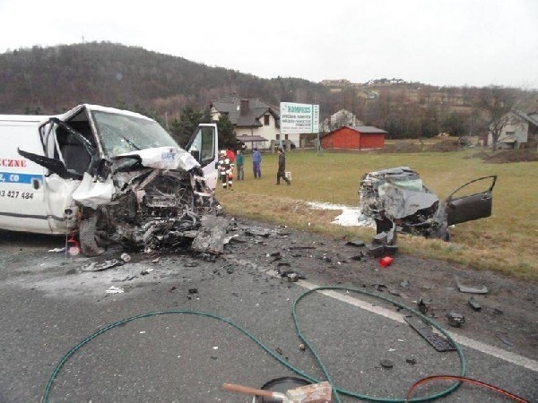 Wypadek Dąbrowa: zderzenie nissana i volkswagena, cztery osoby ranne [ZDJĘCIA]