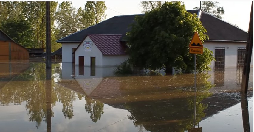 Gmina Annopol. Mija 10 lat od jednej z największych powodzi w regionie. Zobacz zdjęcia dokumentujące tę tragedię