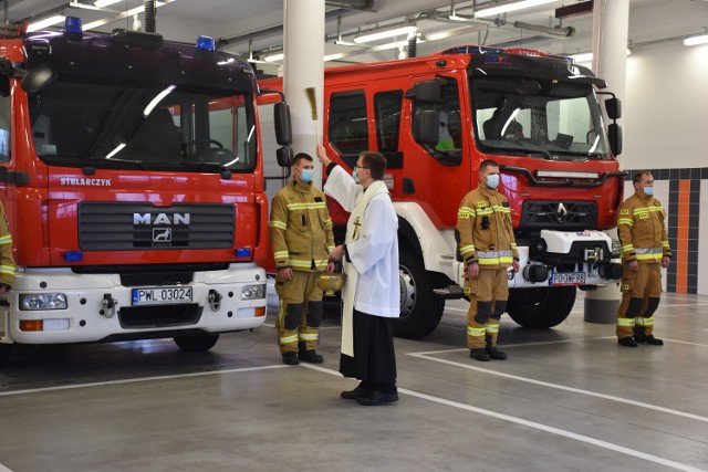 Nowy wóz marki Renault (po prawej stronie) trafił do wolsztyńskiej jednostki. Dotychczasowy pojazd będzie służył OSP Wroniawy