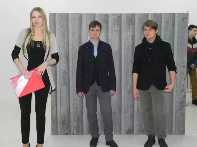 Katarzyna Sobczyk - Mazan, Michał Stonawski i Marcin Jedlikowski podczas wernisażu wystawy To nie jest obraz.