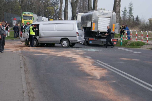 W Piotrowie pod Kaliszem zderzył się bus z ciężarówką