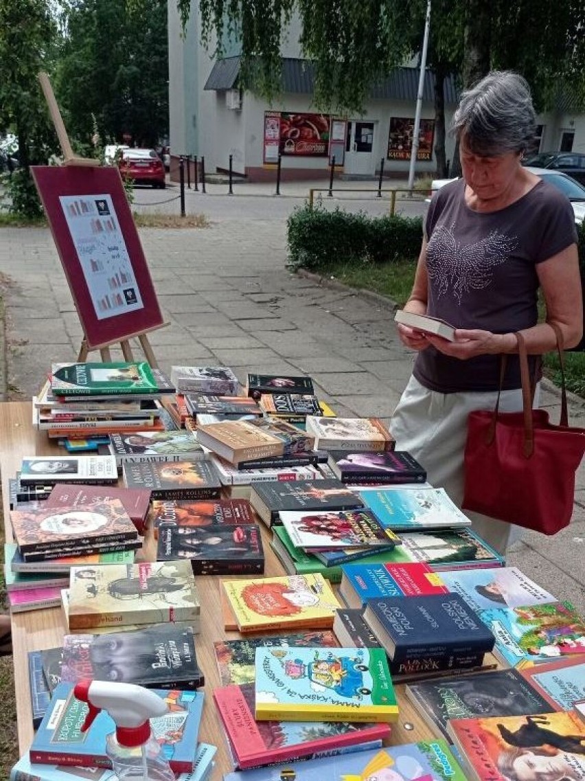 Książka za symboliczną złotówkę. Nietypowy kiermasz przed sokólską biblioteką 