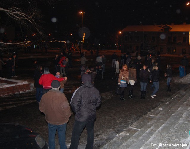 Do Nowego Roku jeszcze ponad godzina, ale mieszkańcy już zaczynają schodzić się na plac pod Urzędem Miasta. Fot. Piotr Andrzejak
