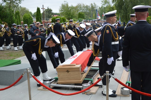 Pogrzeb oficerów i podoficerów, represjonowanych, torturowanych i niesłusznie skazywanych za czasów komuny. Ceremonia odbyła się w kwaterze pamięci na cmentarzu Marynarki Wojennej w Gdyni Oksywiu.