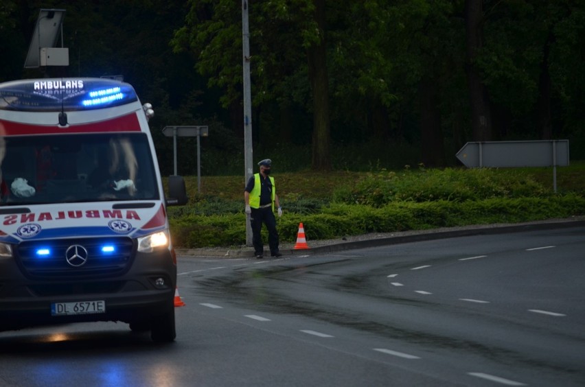 Głogów: Niebezpieczny poślizg po deszczu na dużym rondzie 