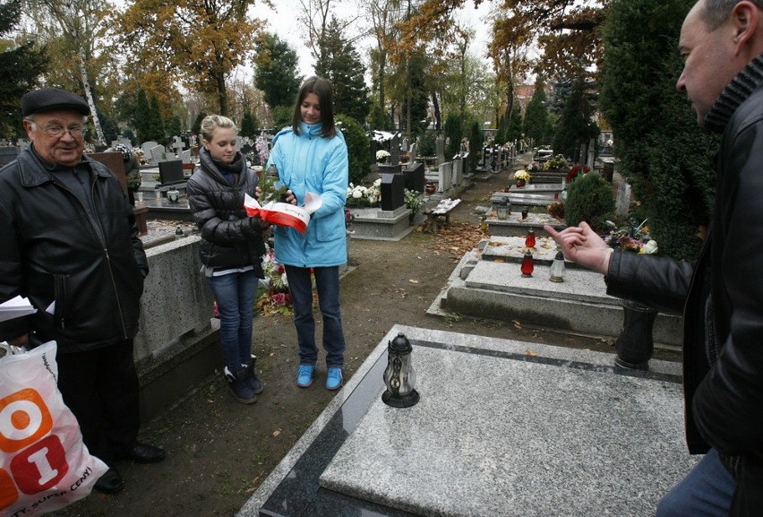 Zapalili znicze na grobach  powstańców (FOTO)