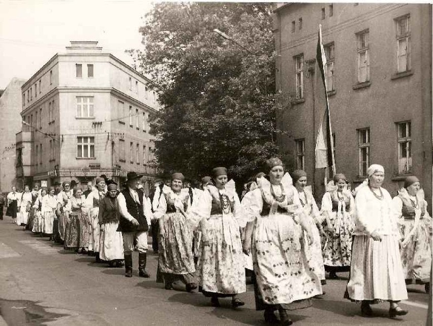 Obchody majowe.Przemarsz młodzieży ulica...