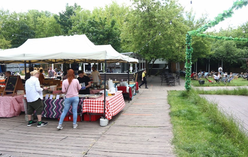 Wegańskie smakołyki na Wege Bazarze w Warszawie. Miłośnicy bezmięsnych dań ucztowali pod chmurką