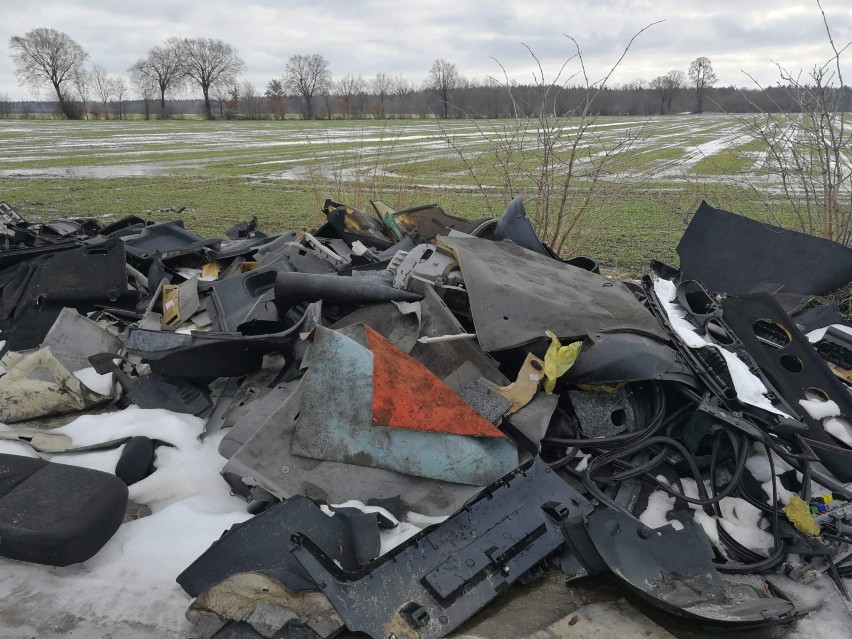 Gmina Wągrowiec. Porzucił ogromne ilości odpadów pochodzących z rozbiórki samochodów. Poszukiwani są świadkowie 