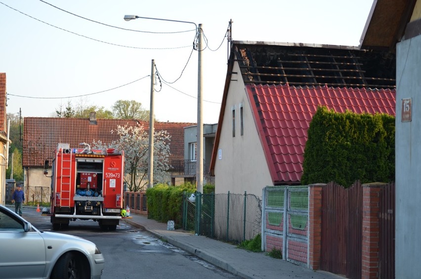 Pożar domu w Retkowie. Spaliła się większa część dachu. ZDJĘCIA/FILM