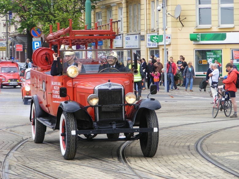 Dzień strażaka w Poznaniu: Przez miasto przeszła parada [ZDJĘCIA, WIDEO]