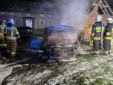 Wybuchł pożar w Starym Zagórze. Ogień zajął samochód i zaczął trawić pobliski budynek. Strażacy zdołali go jednak uratować