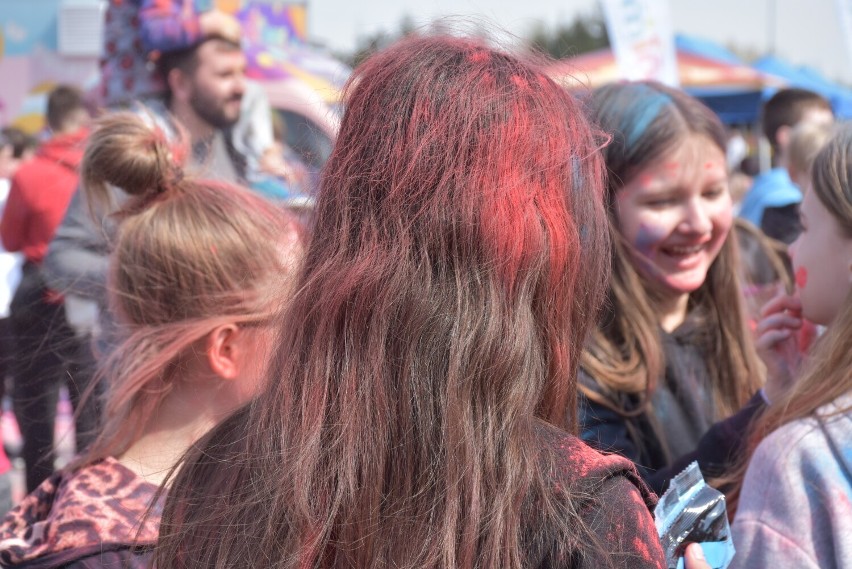 Kolorowe proszki poszły w ruch! Holi  Święto Kolorów zagościło w Chełmie. Zobacz zdjęcia