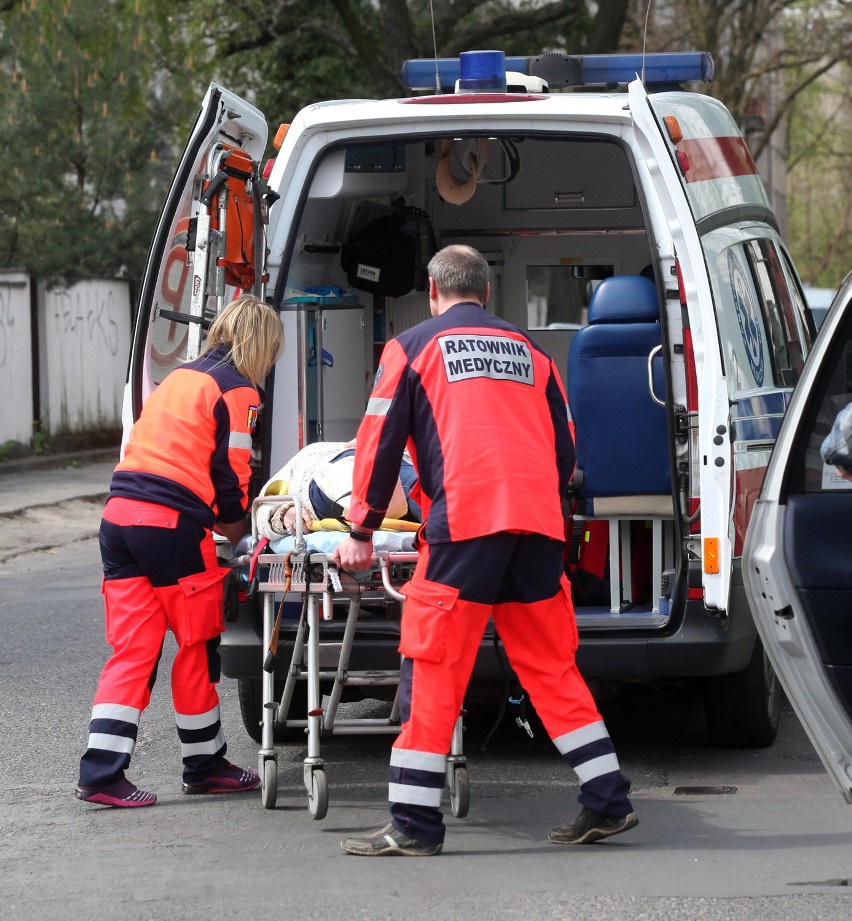 Pijany mężczyzna wszedł pod jadący samochód