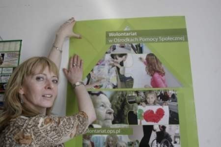 Barbara Kasza prezentuje plakat zachęcający do udziału w akcji.