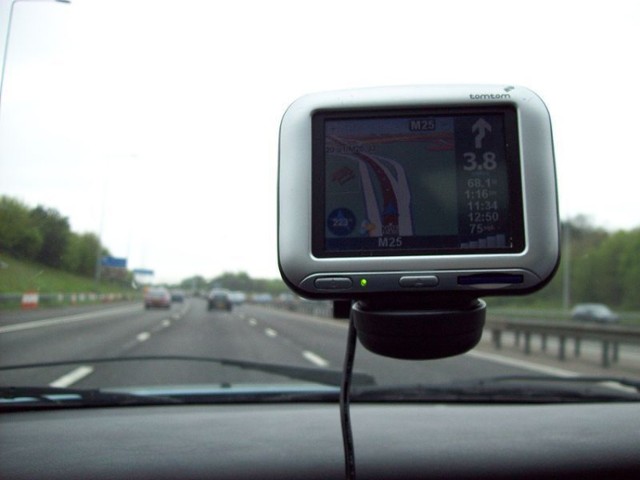 Niekt&oacute;re z kraj&oacute;w jak np Czechy ustawiają specjalne znaki drogowe mające na celu ostrzegać przed ślepym zaufaniu systemowi.
