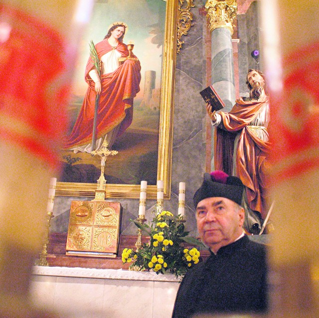 Ks. Oskar Kuśka, proboszcz parafii w Strumieniu, przed obrazem św. Barbary