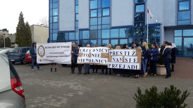 Protest pracowników sądu i prokuratury w Radomsku