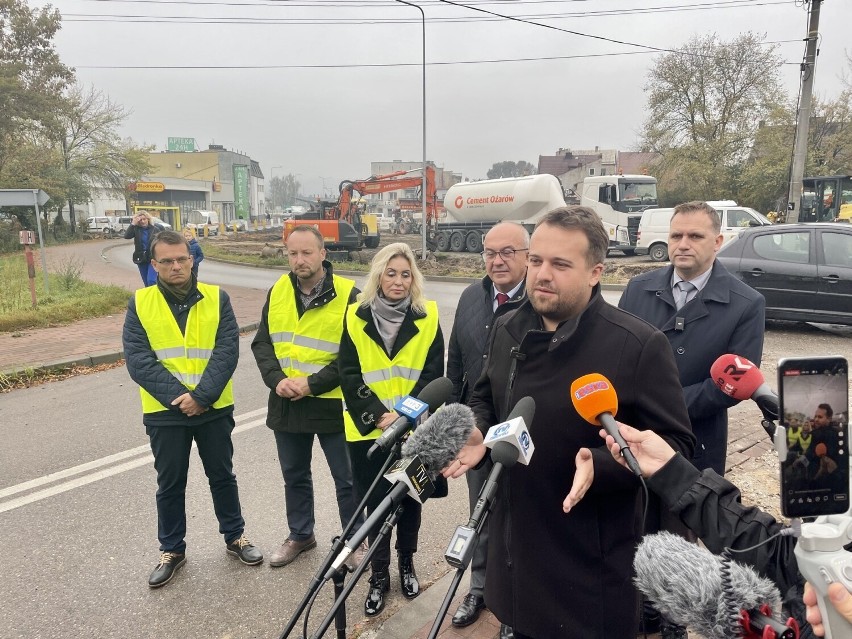 Trwa budowa wyczekiwanego wiaduktu w Starachowicach. Wkrótce ruszy wbijanie fundamentów pod nowy obiekt. Zobacz zdjęcia z placu budowy