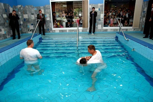Aby przejść ceremonię, trzeba było całkowicie zanurzyć się w wodzie