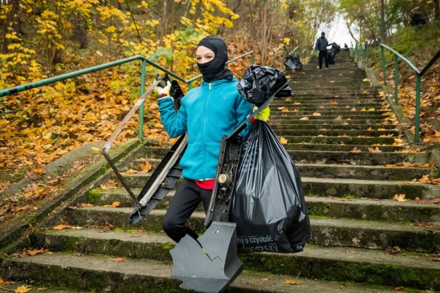 Bydgoszczanie wraz z Fundacją Zielone Jutro posprzątali śmieci zalegające w lesie na Kapuściskach w Bydgoszczy