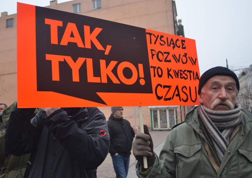 Protest "frankowiczów" w Łodzi na Piotrkowskej