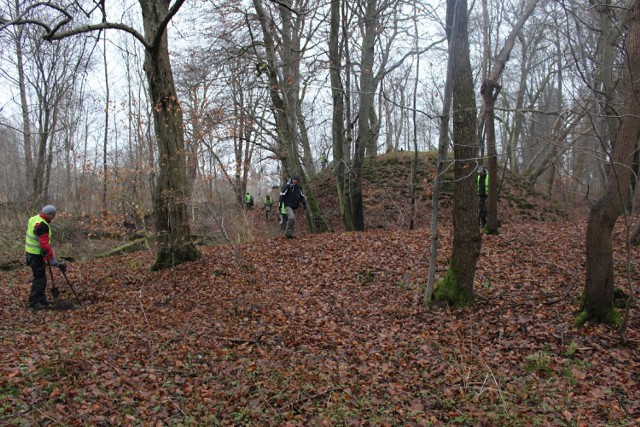 Podwilcze - prace terenowe realizowane dzięki wsparciu Grupy Eksploracyjno-Poszukiwawczej "Parsęta", w tle pozostałości po zamku Podewilsów