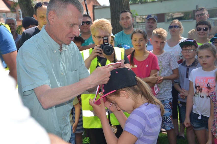 Nowy Dwór Gdański. Dekoracja uczestników zawodów wędkarskich...