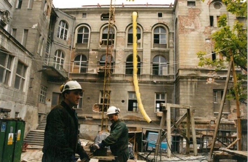 Stary szpital na pl. Kopernika podczas przebudowy na gmach...