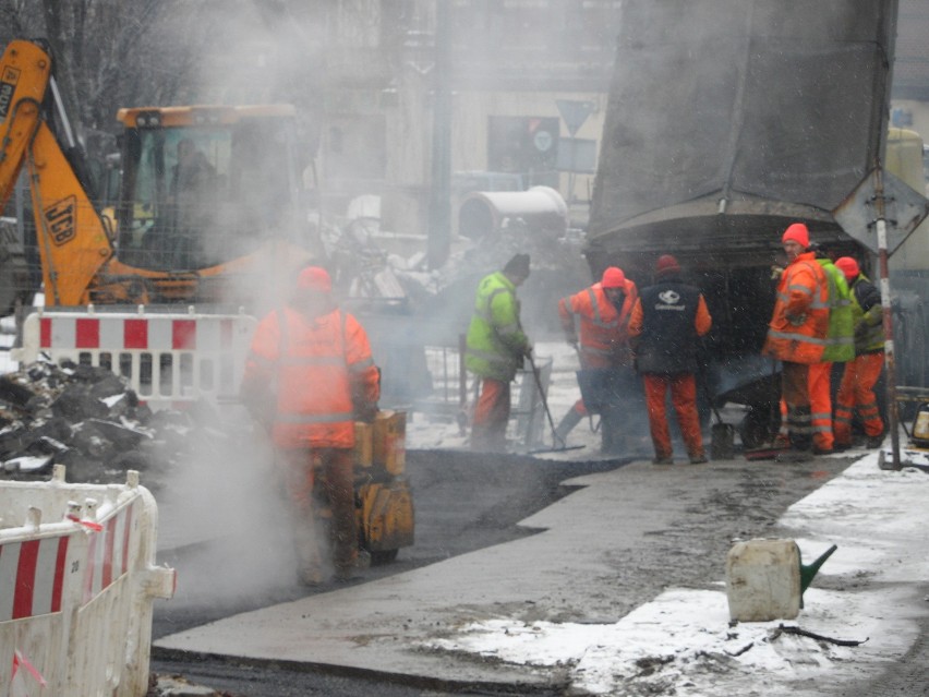 Mikołów: ulica Prusa remont kanalizacji trwa. Droga dalej rozkopana. Dlaczego?