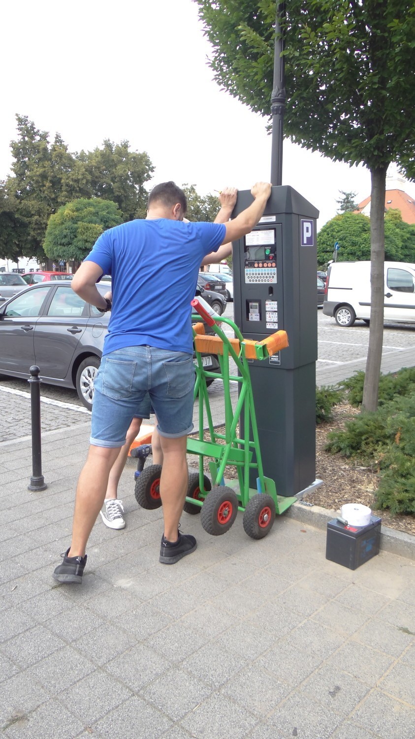 Uruchomiono strefę płatnego parkowania w centrum Łęczycy [ZDJĘCIA]