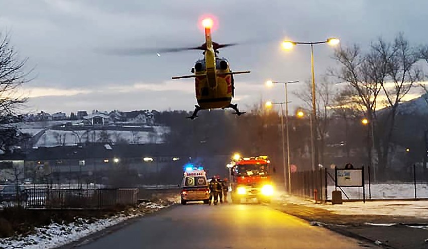 Mszana Dolna. Groźny wypadek nastolatki. Na pomoc przyfrunął śmigłowiec sanitarny