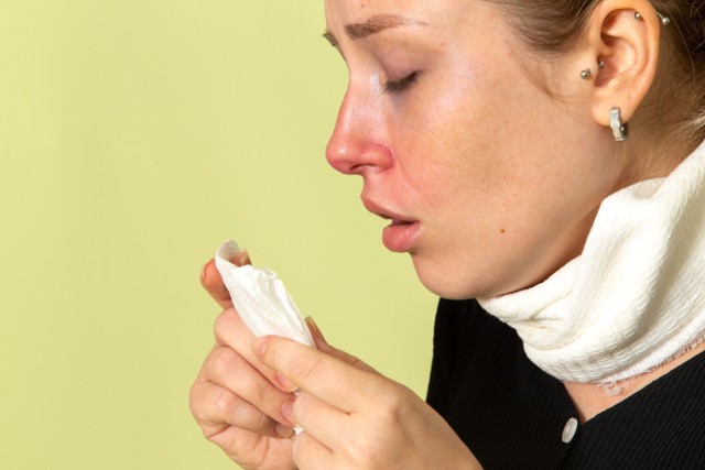 Aby odróżnić grypę od przeziębienia, trzeba by wykonać test na przeciwciała. 

fot. KamranAydinov/Freepik
