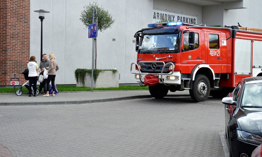 Strażacy sprawdzali wezwanie z monitoringu. Akcja przed Galerią Dekada w Malborku [ZDJĘCIA]