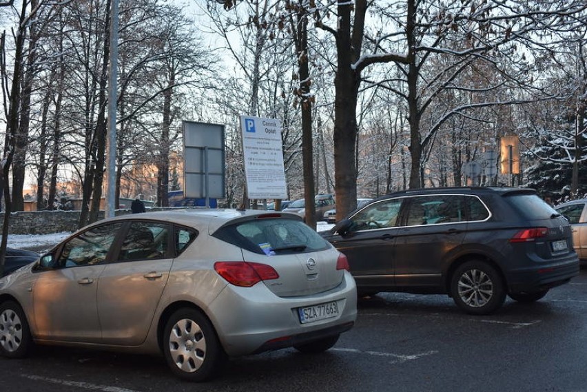 W Olkuszu wlepiają pierwsze mandaty za parkowanie bez biletu w płatnej strefie 