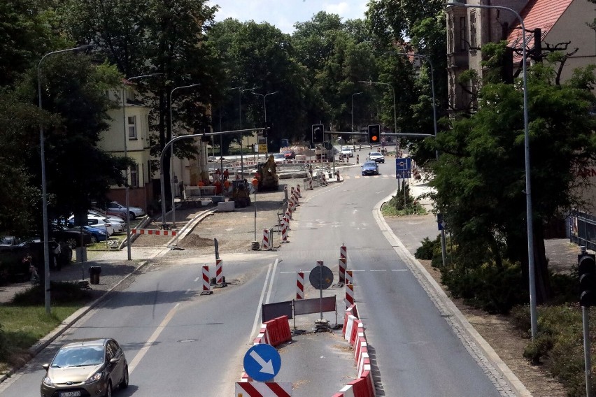 Trwa przebudowa placu Słowiańskiego w Legnicy. Są utrudnienia w ruchu, zobaczcie aktualne zdjęcia