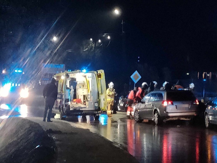 Renault w rowie przy DW991 w Krasnej koło Krosna. Są ranni [ZDJĘCIA]