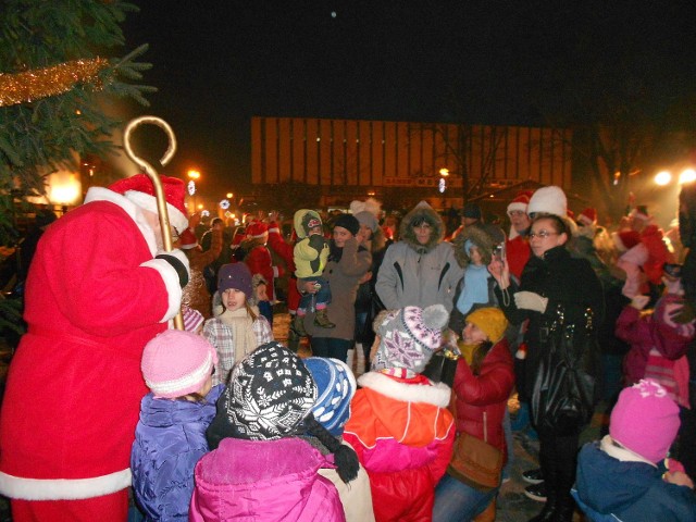 6 grudnia pan z brodą w czerwonym płaszczu rozdawał dzieciom upominki na kraśnickim Rynku.

Mikołaj rozdawał prezenty na Rynku w Kraśniku ZDJĘCIA