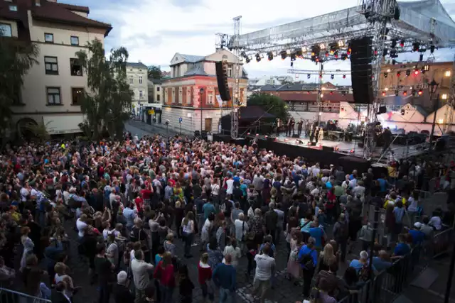 W ten weekend na krakowski Kazimierz przybędą tłumy! Przyciągnie je tam Szalom na Szerokiej - największa scena muzyki żydowskiej na świecie. Pojawią się tam najlepsi muzycy z Polski, Izraela i Stanów Zjednoczonych oraz najlepsza międzynarodowa i wielokulturowa publiczność!

Kiedy: sobota, 30 czerwca 2018, godz. 18
Gdzie: Kraków, ul. Szeroka