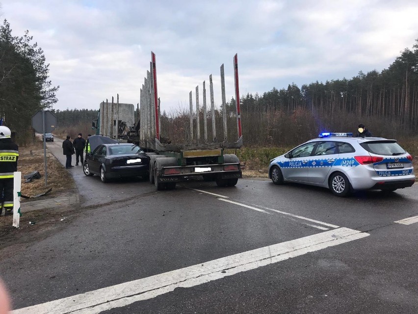 Zbójna. Zderzył się tir z osobówką. Dwie osoby poszkodowane