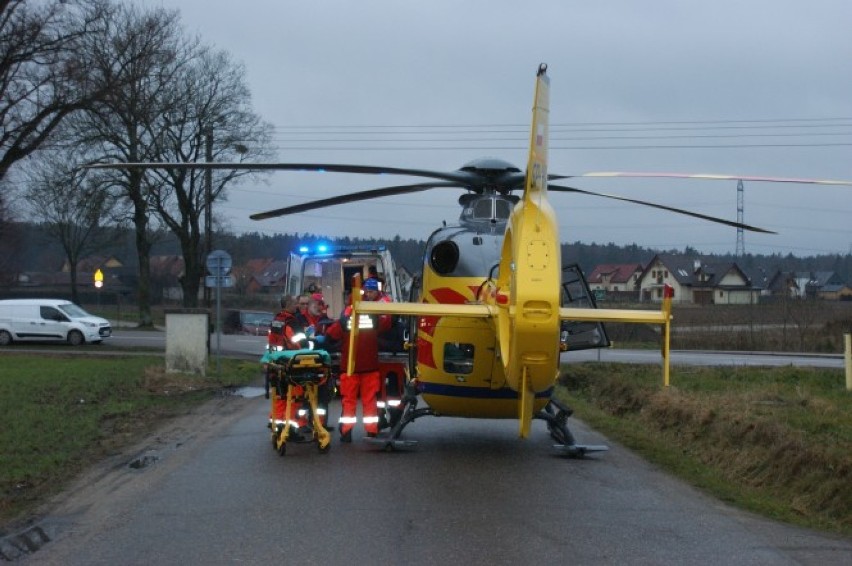 Wypadek w Leźnie - kobieta potrącona na przejściu dla pieszych (zdjęcia)