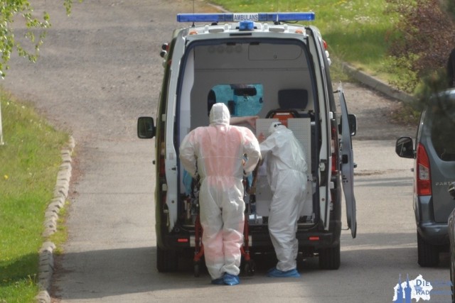 W sobotę i niedzielę zakażonych księży przewożono do radomskiego szpitala specjalistycznego.