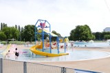 Otwarto Park Wodny Moczydło w Warszawie. Ruszył letni sezon na popularnych basenach pod chmurką