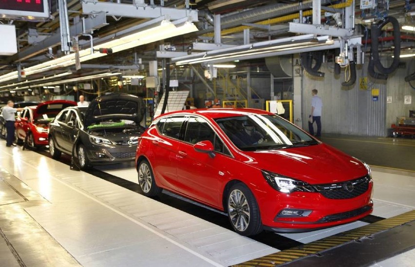 Opel sprzedany Francuzom. Co dalej z gliwicką fabryką?