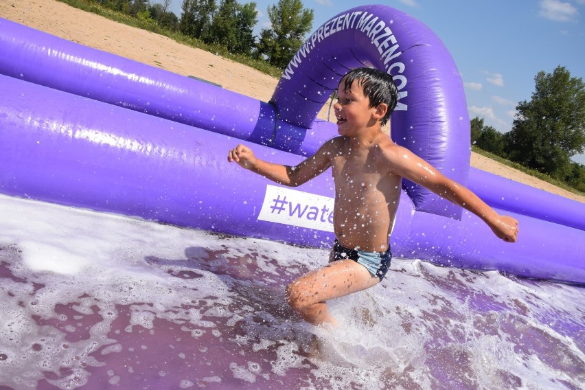 Open Hair 2018 zaprasza na sieradzką plażę. Wodna zjeżdżalnia już działa (zdjęcia)