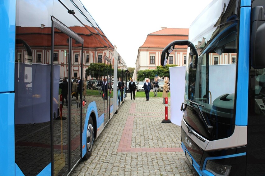 Konferencja prasowa i prezentacja nowych autobusów w Zamościu