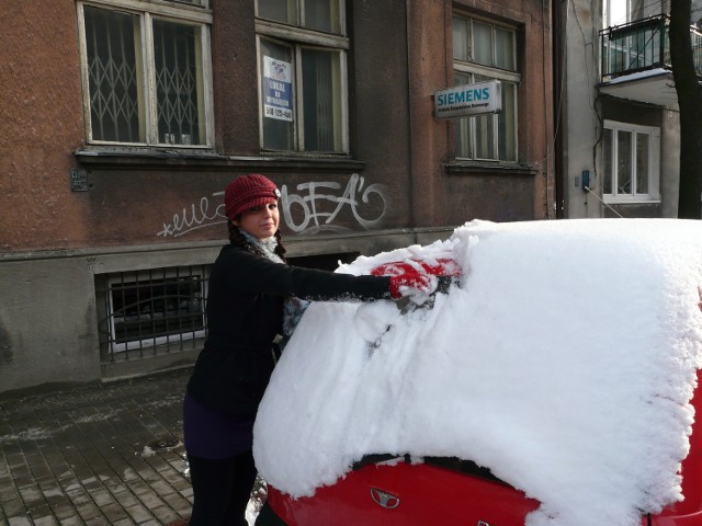Rano mieszkańców Tarnowa czekała biała niespodzianka. Ze śniegiem na samochodzie walczyła także pani Gosia