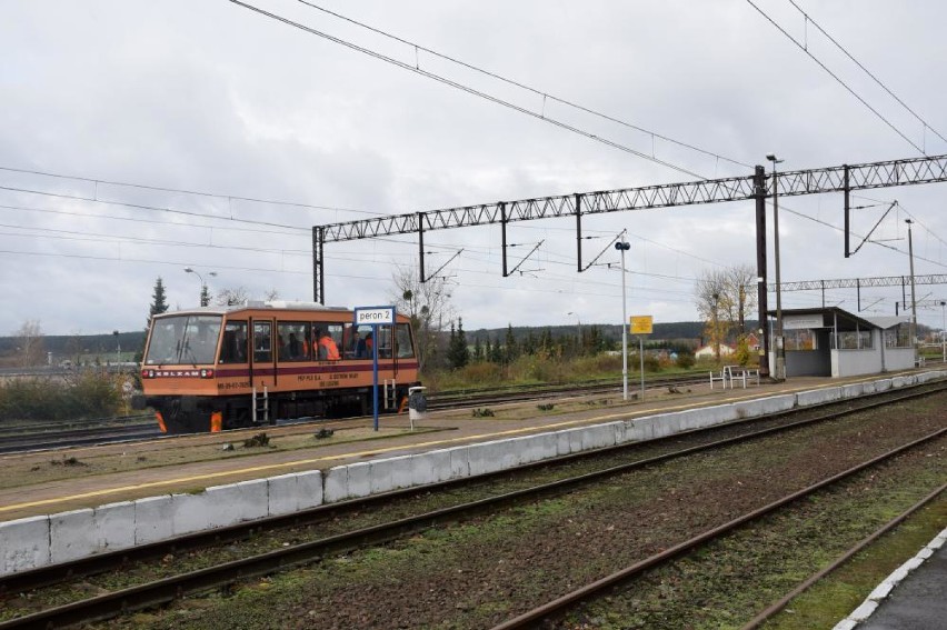 Szefowie PKP oglądali i opowiadali o postępach prac na linii kolejowej Poznań-Piła (ZDJĘCIA)