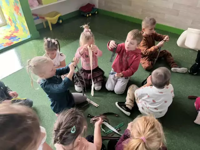 Dzieci z Przedszkola Ekoraj w Bogdanowie uczyli się zawodu krawcowej, dzięki prowadzonym warsztatom "Mali Zawodowcy".