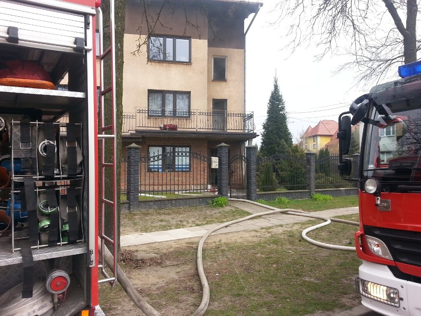 Pożar na Złotnie. Zapalił się samochód w garażu.